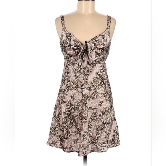 Dress - Picture 7 of 8